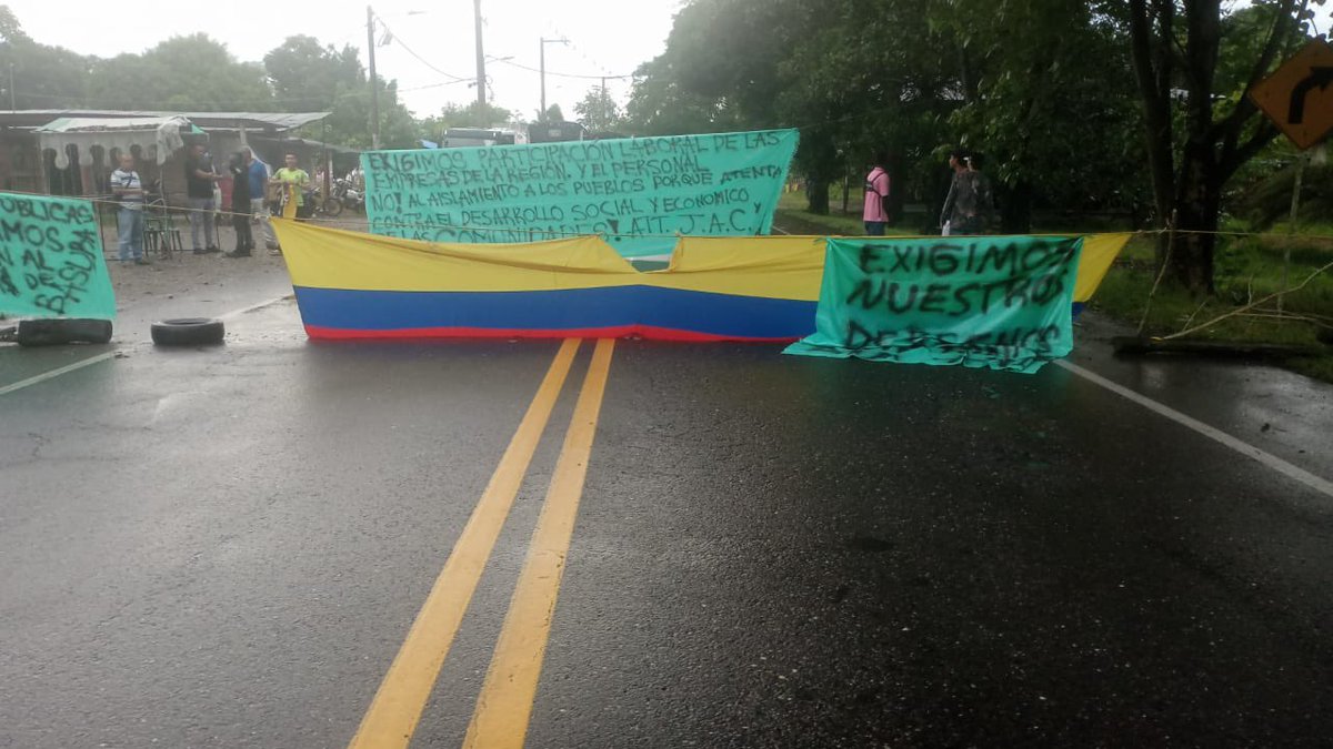 sonoracimitarra's tweet photo. Se presenta bloqueo en la @AMagdalenaMedio en el sector Palmas de Guayabito, comunidad reclama rediseños en la nueva vía y recolección de basuras. @ANI_Colombia, @InviasOficial, @CimitarraGob https://t.co/UzXYJHmYAy