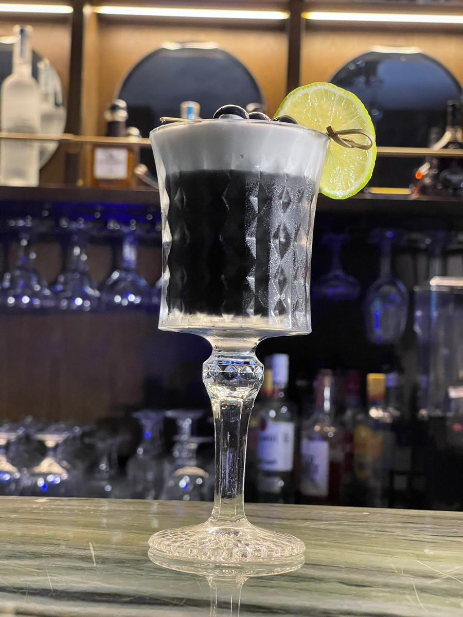 Wellborn_hotels's tweet photo. A sip of indulgence, a view to remember. 🍸✨ Unwind with our signature cocktails at the #WellHotelRooftopBar – where every moment is mixed to perfection.
#SipAndChill #WellbornHotel #RooftopVibes #CocktailOClock #LuxurySips #LagosNights #RooftopExperience #TravelTown https://t.co/sAGwa536Oy