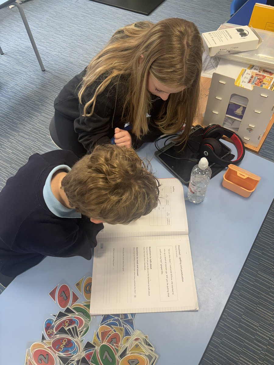 _SuttonHouse_'s tweet photo. โญ๏ธOne of our secondary pupils took the time to sit with a primary pupil to support them with their phonics work, amazing teamwork and patience๐
#pupilsupport #SEMH #teamwork #phonics https://t.co/sWtMQp5TDA