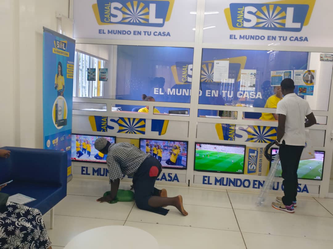canalsol_tv's tweet photo. ¡Atención! 🤩 ¡Hoy tuvimos una visita TOP en nuestras instalaciones! Los geniales humoristas NAPI y MELO estuvieron con nosotros explorando ideas para una colaboración que promete risas y mucho contenido. ¡Se viene algo grande! 😉 #CanalSol #NapiYMelo #Próximamente https://t.co/e6hdBzDxmo