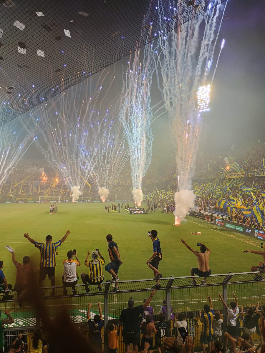 Tanquediaz's tweet photo. El 23 de Mayo se cumplen 15 años, del día más triste en la historia de @RosarioCentral. Nos íbamos a la B. 15 años después, metimos 2 títulos, estiramos la paternidad a +20, jugamos 5 finales y metimos 100.000 socios. Pero algunos boludos, se creen grandes del interior jajaja https://t.co/5TQZMW99Ko