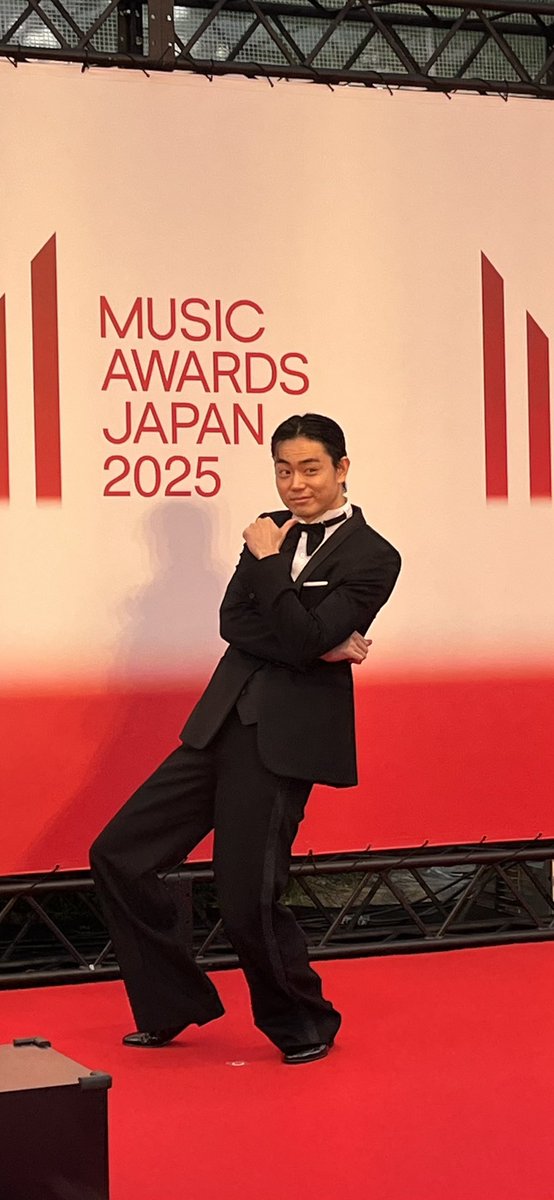 Billboard_JAPAN's tweet photo. #MUSICAWARDSJAPAN 2025🏆

レッドカーペット、最後を締めくくったのは授賞式司会・菅田将暉！
コミカルなポーズすらもさまになるのはさすが🙂‍↕️

#MAJ2025 #菅田将暉 https://t.co/iC4B5RcdIl