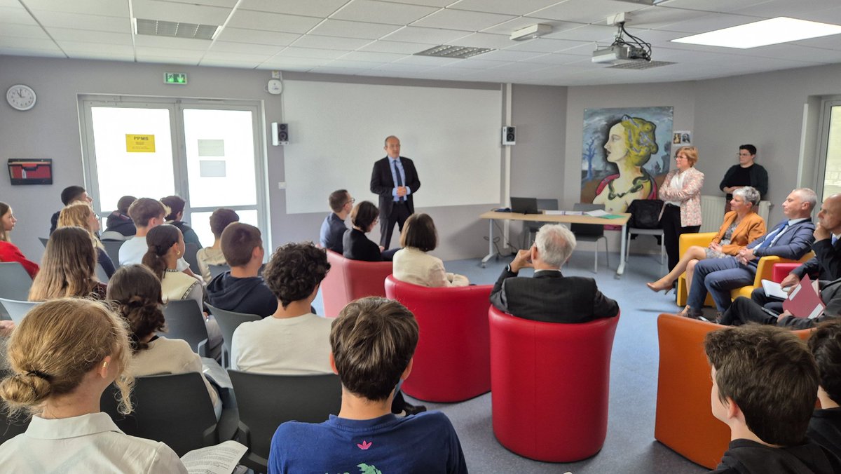 Académie de Toulouse (@actoulouse) on Twitter photo 🎬Au collège <a href="/Fezensaguet32/">Collège Fezensaguet</a> les élèves de 4ème et leur professeure de lettres ont présenté au recteur <a href="/BenmiloudKarim/">Karim BENMILOUD</a> leur vidéo primée au concours « Buzzons contre le sexisme »
De l'originalité, du talent et une bonne dose d'humour dans ce court-métrage.
Bravo à tous !👏🏻 🎬Au collège <a href="/Fezensaguet32/">Collège Fezensaguet</a> les élèves de 4ème et leur professeure de lettres ont présenté au recteur <a href="/BenmiloudKarim/">Karim BENMILOUD</a> leur vidéo primée au concours « Buzzons contre le sexisme »
De l'originalité, du talent et une bonne dose d'humour dans ce court-métrage.
Bravo à tous !👏🏻