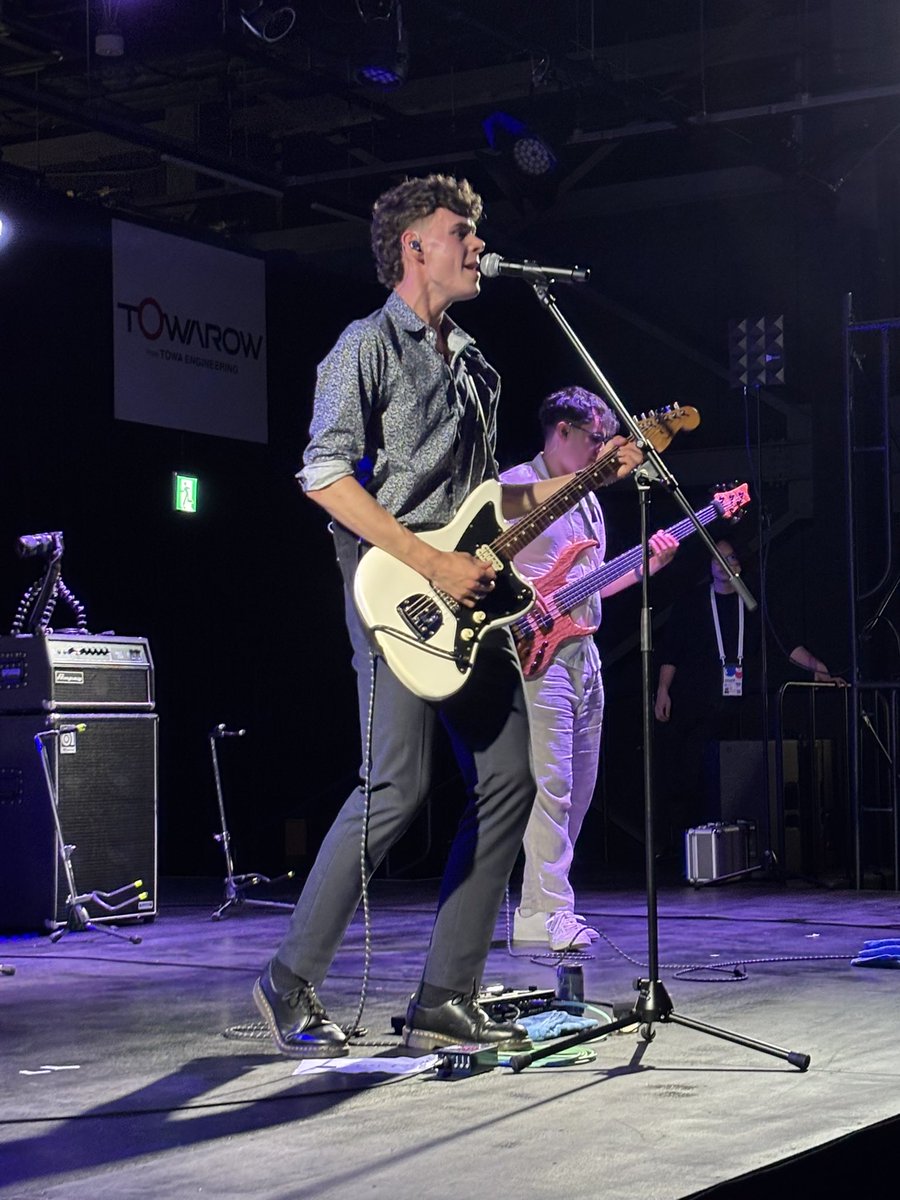 apoponta's tweet image. イギリスのナショナルデーだった万博行ってきたー。Strawberry GuyとPanic Over 見れた。色んなイベントやってるけど、案内が無いからお客さんも少なくてかわいそうやったな。もったいない。エフェクターはIrish colour やね。#strawberryguy #panicover