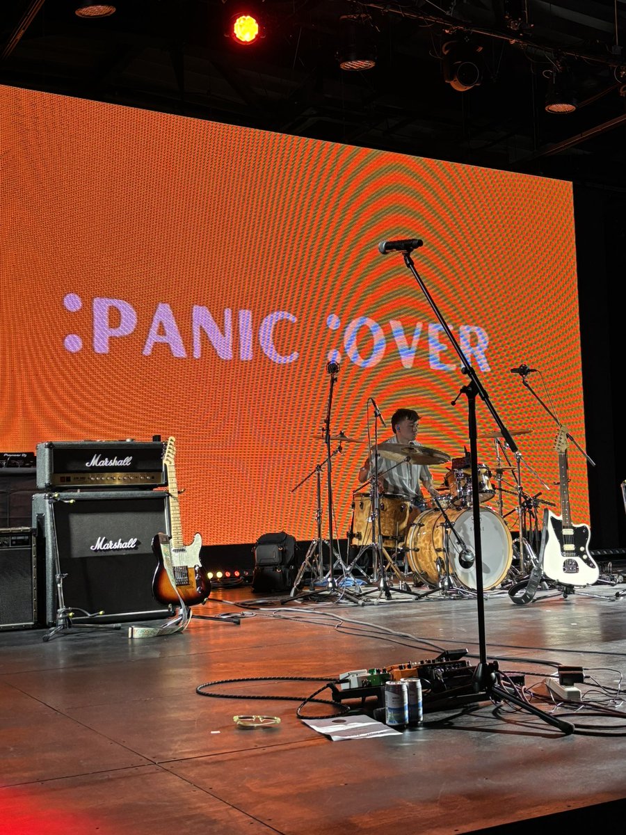 apoponta's tweet image. イギリスのナショナルデーだった万博行ってきたー。Strawberry GuyとPanic Over 見れた。色んなイベントやってるけど、案内が無いからお客さんも少なくてかわいそうやったな。もったいない。エフェクターはIrish colour やね。#strawberryguy #panicover