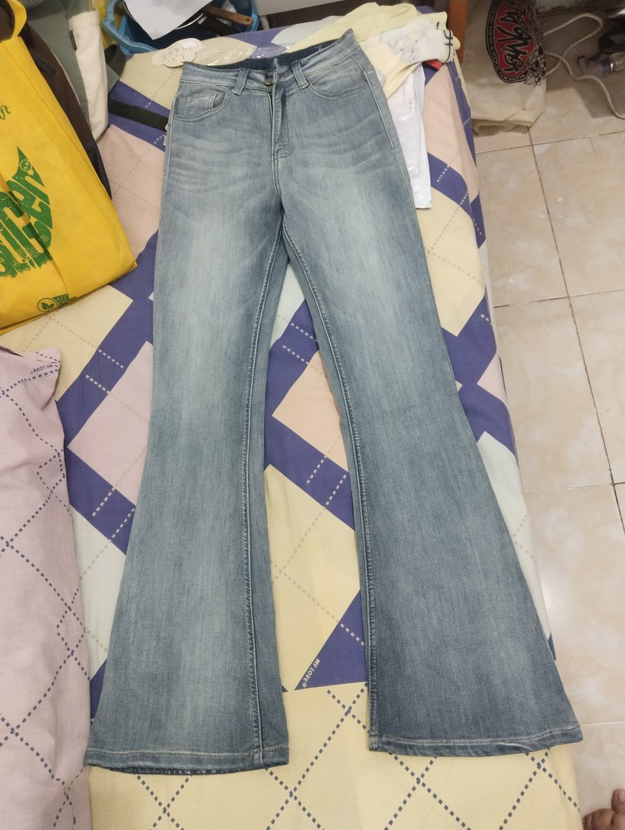 nilun_'s tweet photo. halloo guys, aku mau preloved cutbray jeans nih

merk La Douce (victoria high waist cutbray) warna grey-ish blue ukuran 27. belum pernah dipake sama sekali, masih ada tag nya juga. yg mau info lebih detail boleh langsung DM yaa guys🫰🏻🫰🏻

*foto kiri source : olshop https://t.co/N5w6MHMhFj