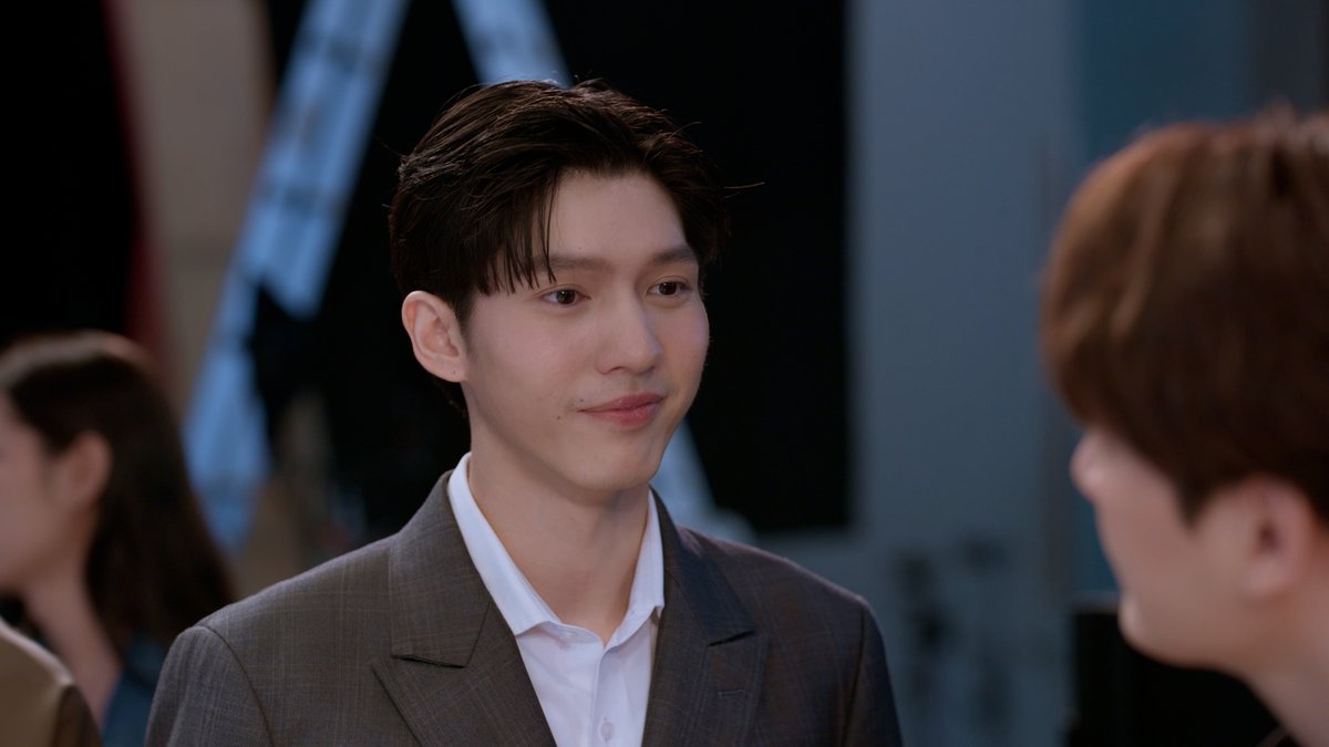 GMMTV's tweet photo. ควรบอกให้พีหรือเต้ใจเย็น ๆ ดี ใจเย็น ๆ อาชีพเดียวกัน อย่าเพิ่งตีกันเลย 
#TheExMorningEP1
@kristtps @tnbau1 @plapodd https://t.co/ldzIoIOHc8