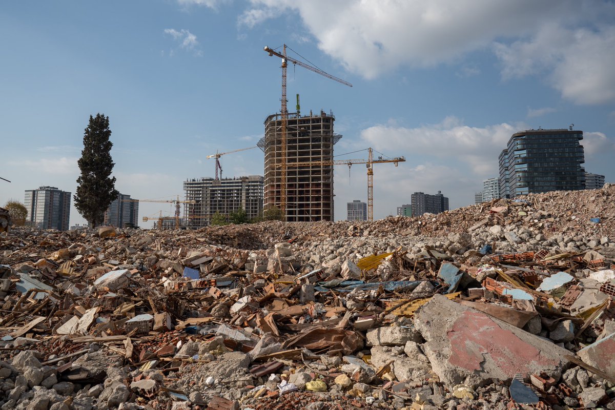 Şanlıurfa’daki her 4 yapıdan 1’nin deprem riski altında olduğunu bilmemiz gerekiyor.TÜİK’in 2021 yılında yaptığı araştırmalara göre Şanlıurfa yapıların %24 ü 1999 yılından önce yapılmıştır.1999 depreminin mühendislik sayısal otoritelerini değiştirmiş ve 1999 öncesi yapılarda