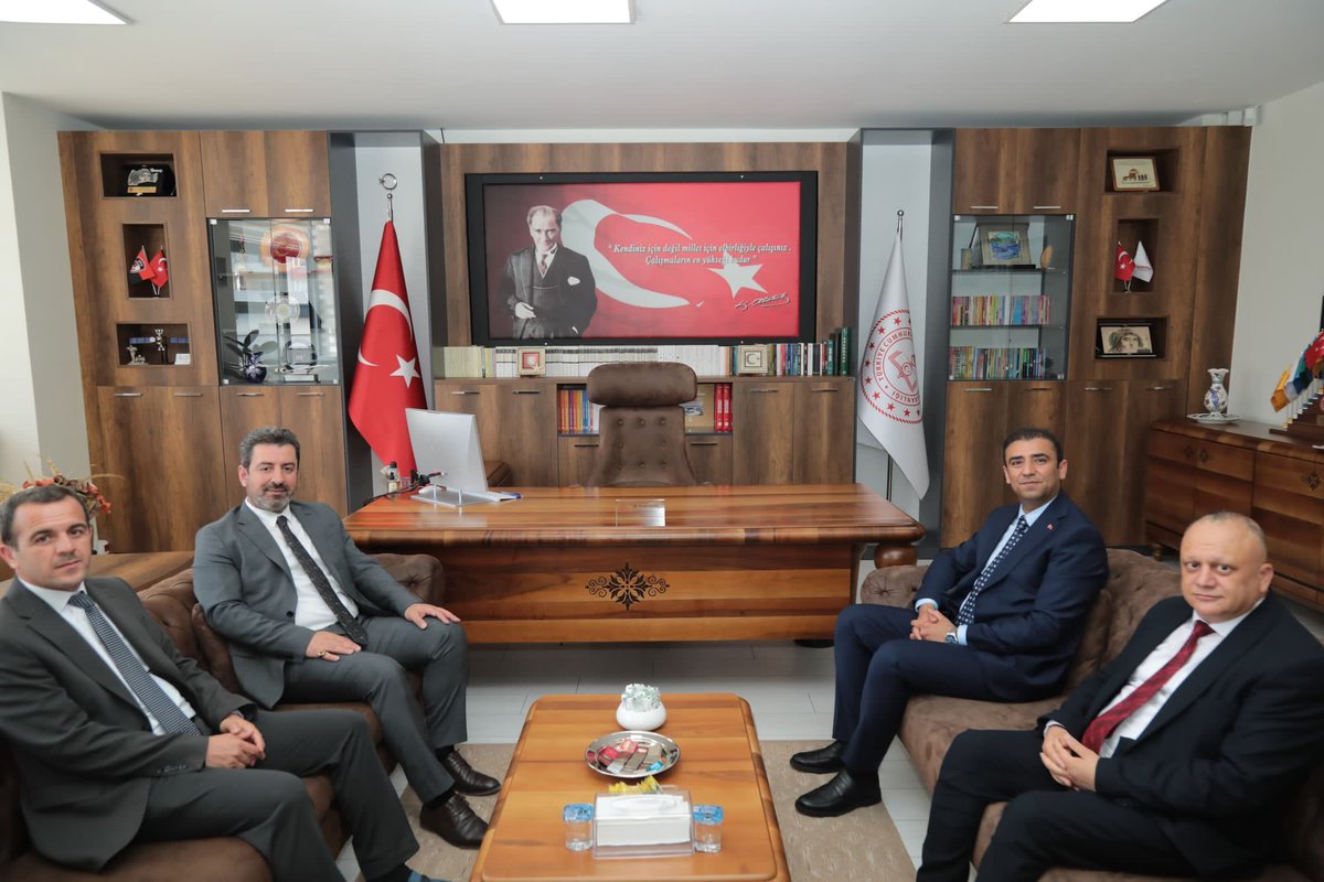 Temel Eğitim Genel Müdürlüğü (@mebtegm) on Twitter photo Genel Müdürümüz <a href="/ebubekirsavasci/">Ebubekir Sıddık Savaşçı</a>, Gaziantep İl Millî Eğitim Müdürü Erdal Kılınç'ı ziyaret ederek il genelinde sürdürülen eğitim öğretim faaliyetlerine ilişkin istişarelerde bulundu.
📍 Gaziantep
<a href="/tcmeb/">Millî Eğitim Bakanlığı</a>
<a href="/Yusuf__Tekin/">Yusuf Tekin</a>
<a href="/farukyelkenci/">Ömer Faruk Yelkenci</a> Genel Müdürümüz <a href="/ebubekirsavasci/">Ebubekir Sıddık Savaşçı</a>, Gaziantep İl Millî Eğitim Müdürü Erdal Kılınç'ı ziyaret ederek il genelinde sürdürülen eğitim öğretim faaliyetlerine ilişkin istişarelerde bulundu.
📍 Gaziantep
<a href="/tcmeb/">Millî Eğitim Bakanlığı</a>
<a href="/Yusuf__Tekin/">Yusuf Tekin</a>
<a href="/farukyelkenci/">Ömer Faruk Yelkenci</a>