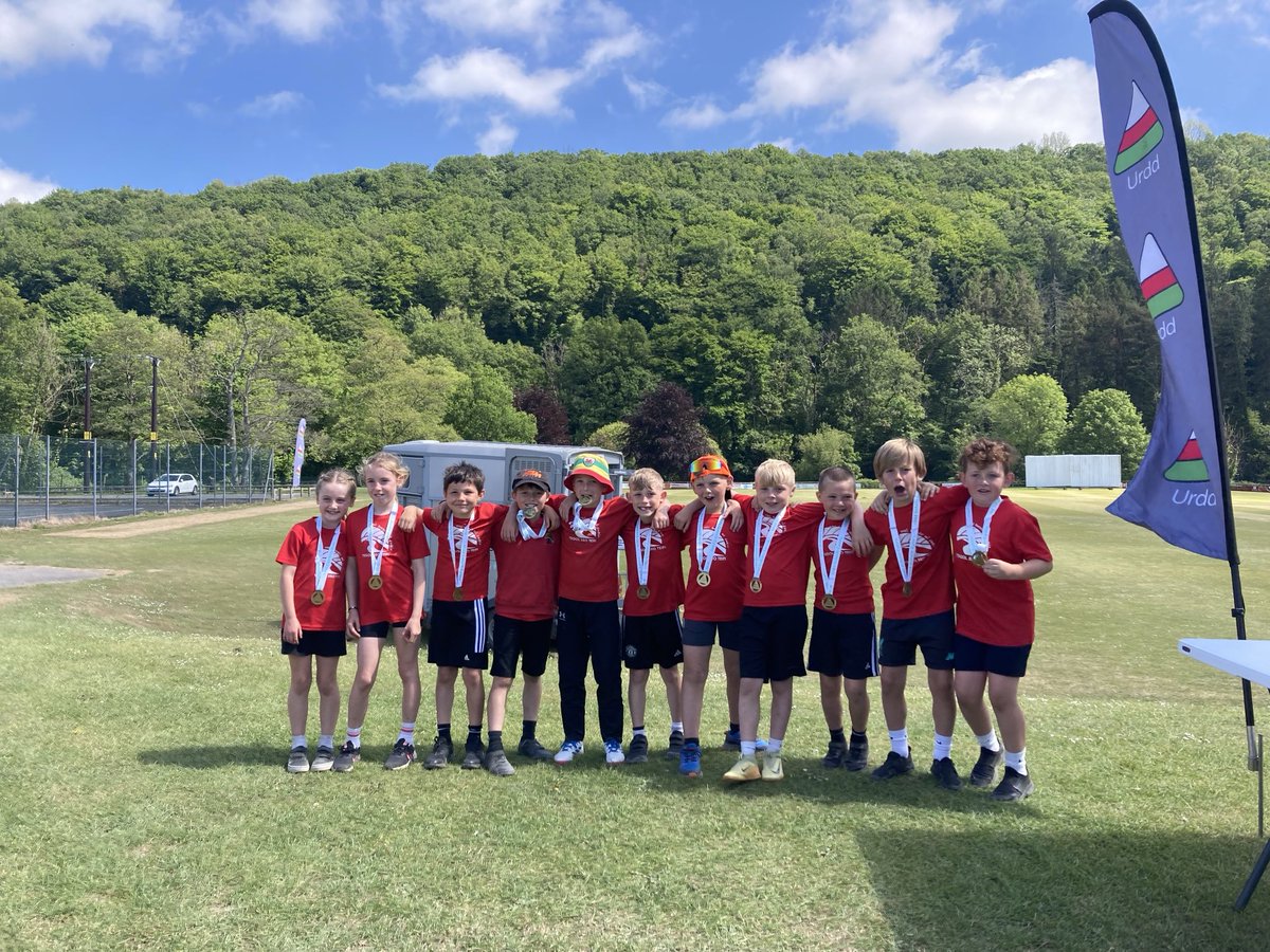 Urdd Ceredigion (@urddceredigion) on Twitter photo Buddugol! 🏆
Llongyfarchiadau <a href="/YsgolBroTeifi/">Ysgol Bro Teifi</a> ar ddod yn gyntaf heddiw! 🥇🙌
Pob lwc I chi yn y rownd Genedlaethol mis nesaf!💪🏏 Buddugol! 🏆
Llongyfarchiadau <a href="/YsgolBroTeifi/">Ysgol Bro Teifi</a> ar ddod yn gyntaf heddiw! 🥇🙌
Pob lwc I chi yn y rownd Genedlaethol mis nesaf!💪🏏