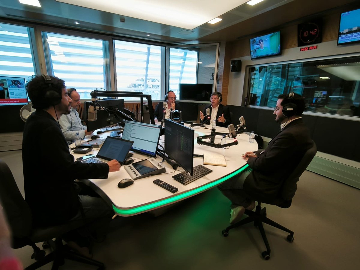 Antena1, RTP (@antena1rtp) on Twitter photo ⚡️Novo episódio de Entre Políticos⚡️
Faz sentido uma revisão da Constituição?
IL quer ser "pêndulo". PSD rejeita "ajuste de contas". Com <a href="/cristovao_norte/">Cristóvão Norte</a> (PSD), <a href="/BrilhanteDias/">Eurico BRILHANTE DIAS</a> (PS), <a href="/paulovmuacho/">Paulo Muacho</a> (LIVRE) e <a href="/rsaraiva/">Rodrigo Saraiva</a> (IL).
Ouvir 👇👇
rtp.pt/play/p12256/e8… ⚡️Novo episódio de Entre Políticos⚡️
Faz sentido uma revisão da Constituição?
IL quer ser "pêndulo". PSD rejeita "ajuste de contas". Com <a href="/cristovao_norte/">Cristóvão Norte</a> (PSD), <a href="/BrilhanteDias/">Eurico BRILHANTE DIAS</a> (PS), <a href="/paulovmuacho/">Paulo Muacho</a> (LIVRE) e <a href="/rsaraiva/">Rodrigo Saraiva</a> (IL).
Ouvir 👇👇
rtp.pt/play/p12256/e8…