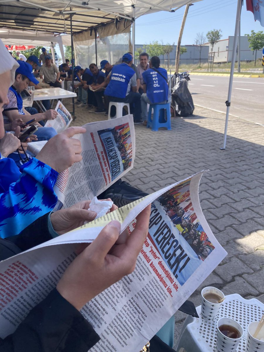 emeginkurtulus's tweet photo. Portakal-Porvil Plastik grev alanında gazetemizi grevci işçilere ulaştırdık. https://t.co/wrpNNT4J8Y