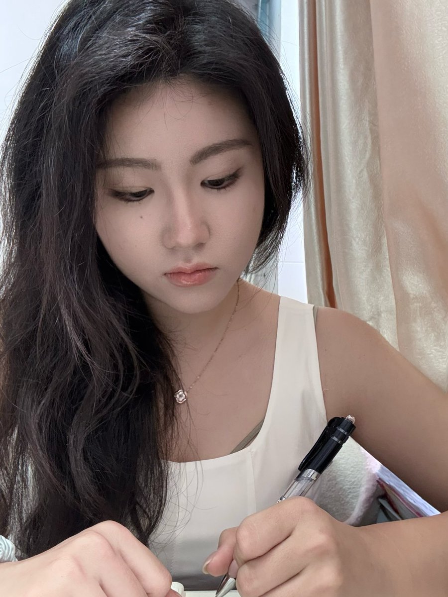 April_guanguan's tweet photo. 超刻意摆拍 https://t.co/DybmwEOqQj