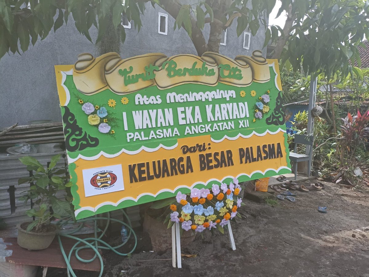 Satu per satu menapak ke balik cakrawala pada ujung ilalang pegunungan, tanpa janji pulang.

Tapi jejak namamu, tertinggal di belantara, di desir angin gunung, di tebing para pemanjat, pun pada dinding rumah kenangan para pendaki abadi.

Selamat jalan saudaraku, tenang dan terang