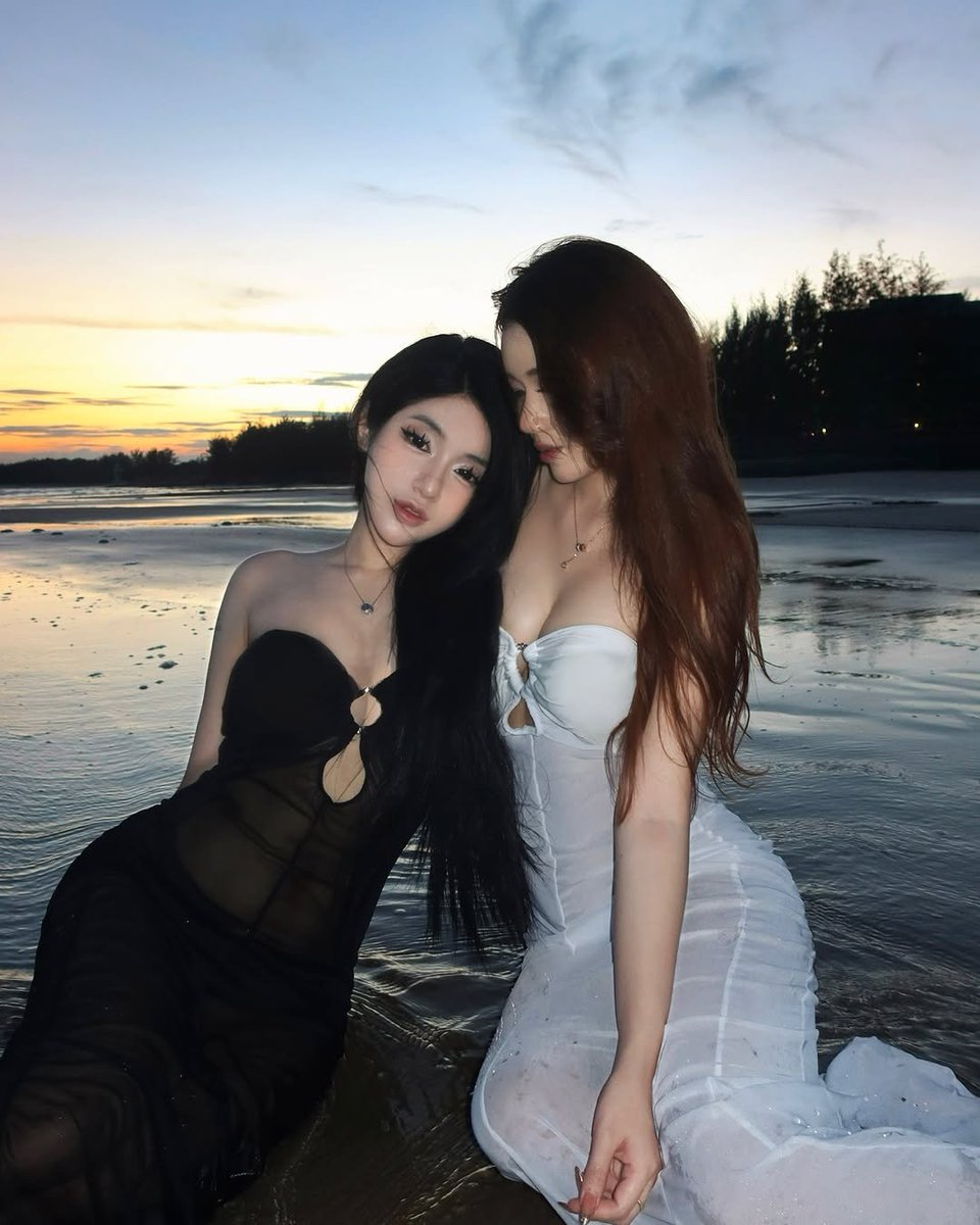 Anh làm cho 2 chị em em sướng được không