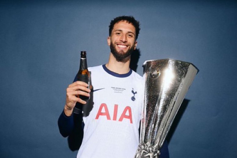 TheSpursExpress's tweet photo. He’s the reasonnnn

We’ll be playing on Wednesday next seasonnnn 🎶 https://t.co/fAig8lxJoB
