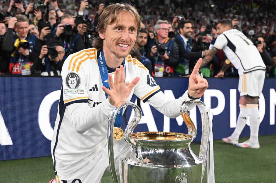 Alexis_RH_'s tweet photo. Luka Modric se va. 

Se marcha el jugador que vino para tapar vergüenzas en 2012 y el que no era mejor que De las Cuevas. 

13 años después, a pesar de las tonterías que se dijeron sobre su llegada, se convirtió en leyenda. Gracias por tanto. 

6 Champions y un Balón de Oro. https://t.co/uaY5KuaktL