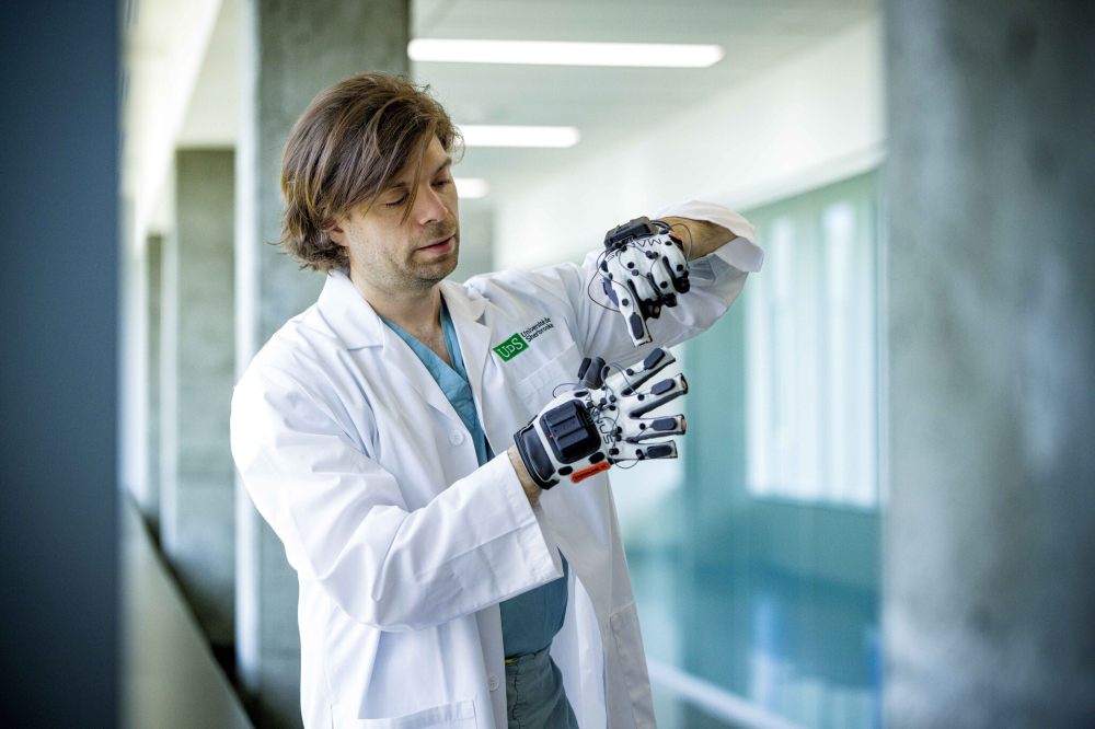 RE-MOVE, a groundbreaking project led by Dr. Christian Iorio-Morin and an interdisciplinary team at Université de Sherbrooke—with Canadian and international partners including John Chernesky from Praxis.

🔗 Read more: usherbrooke.ca/medecine/actua…