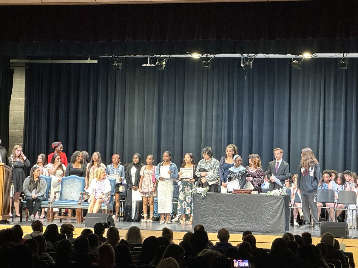 dmurff5's tweet image. Super proud of Averi! She received an award during the @BenDavisNGC Evening of Excellence.  Grateful for the wonderful administrators and teachers who have made this year wonderful for her! #wearewayne