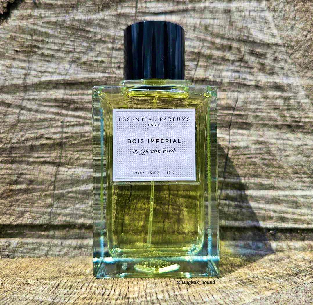 سمعت وصف كذا وشريته 👇🏻

تدرون وش أكثر شيء صدمني؟ إن حتى الأسفلت اللي أمشي عليه بيسألك عن عطرك 😂

يا جماعة، العطر أسطوري… من جد من أفضل العطور الصيفية اللي مرت علي 

جربته وانهالت علي الإطراءات حرفيًا كل من شمه سألني عنه 👌🏻