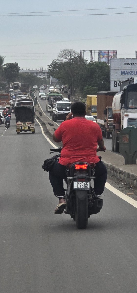 ithebiker's tweet photo. An oversized punk riding on the NH60 without a care in the world for his life or others. Puneri circus at its best. #Pune #ZeroCommonSense #IdiotsOnTheRoad @nachiket1982 @PuneCityPolice @CPPuneCity 🎪🤡 https://t.co/r3ibVKB3GQ