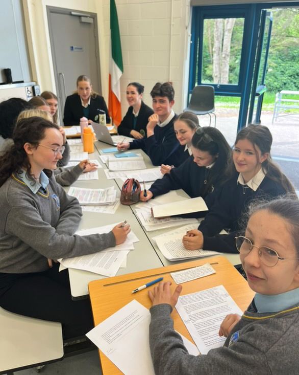 Last Tuesday Mounthawk hosted the first-ever Kerry Schools Debate Competition! Four top schools battled it out Cambridge-style for the title of Orator of Kerry 2025. Other Schools involved Tarbert Community School, Presentation Castle island, St Brendans College Killarney!