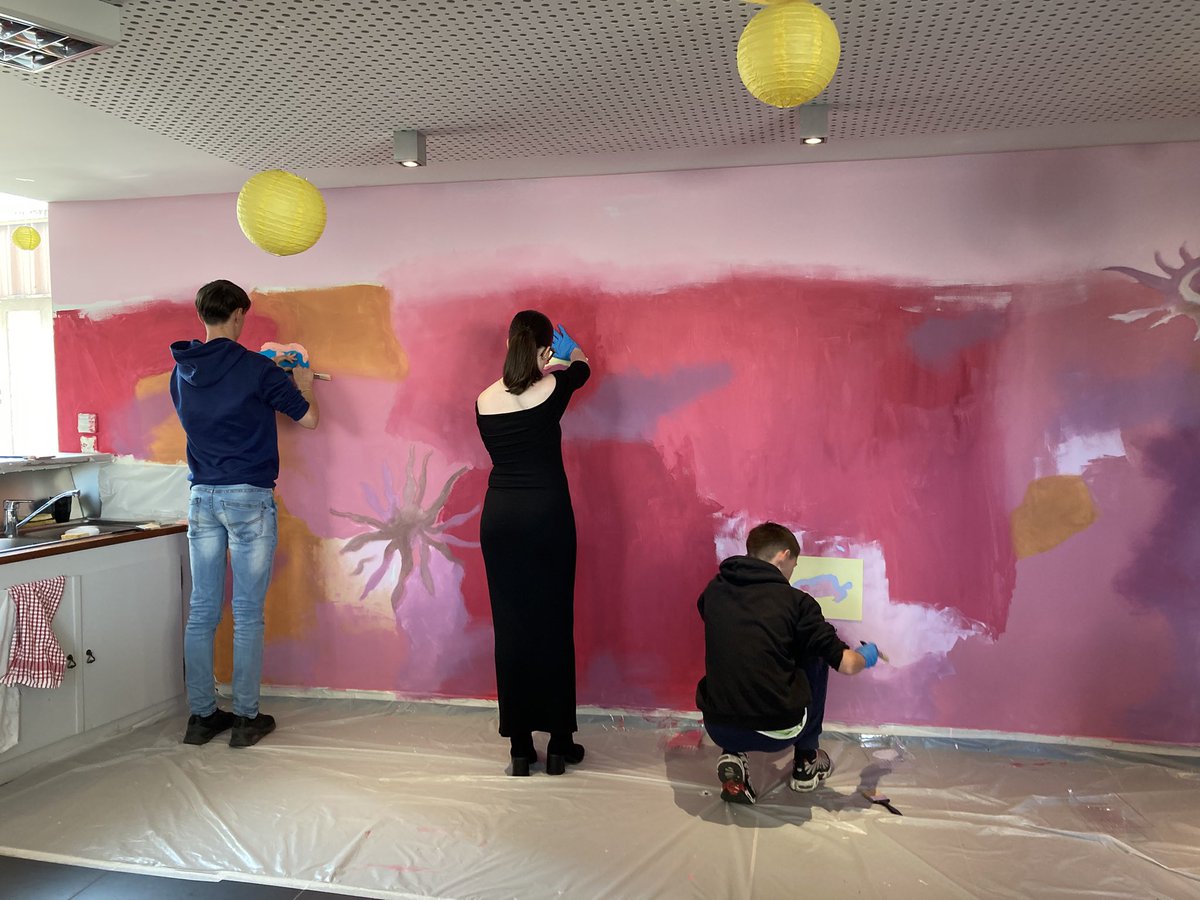 Les 3e SEGPA ont réalisé une fresque ornant l’accueil de l'Arvorik avec Thomas Auriol, artiste en résidence à Lesneven. Ces moments de réalisation avec l’artiste ont appréciés par les jeunes. Merci Mme Duchêne, directrice de la médiathèque pour ce projet. #SFND #Lesneven