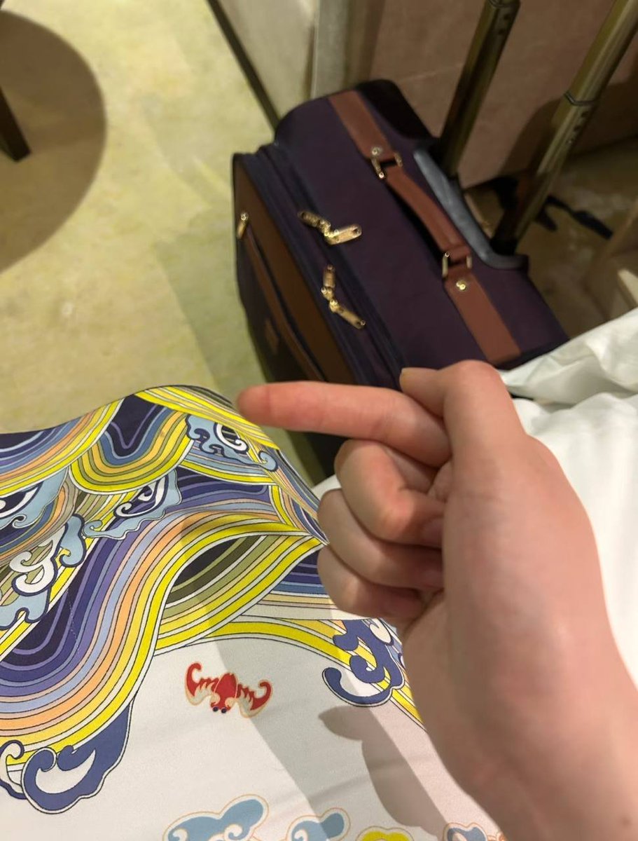 想要一件海航旗袍！！！
一共发了三件旗袍两件旗袍都刮丝了，还有一件笔漏墨根本洗不了了（而且三件内层卷边严重😬