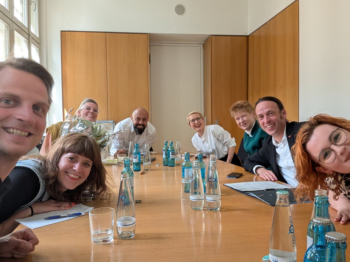 Max__Schirmer's tweet image. Die stärkste Vertretung von Berlin im Deutschen Bundestag. Gut gelaunt und Stabil. Mit unserer ganz frisch gewählten Sprecherin der Gruppe @die_gennburg. @Linksfraktion #DieLinke