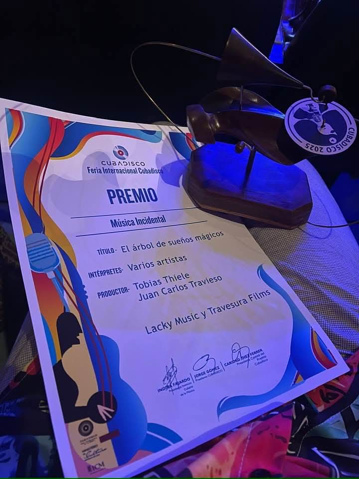 EmbaCuba_RFA's tweet photo. Ya se ha dado a conocer!  La versión al español de la obra icónica infantil de #Alemania Der Traumzauberbaum (El Árbol de Sueños Mágicos) ha ganado el Premio #Cubadisco2025 en la categoría Música Incidental! Gracias Monika Lakomy, Juan Carlos Travieso y Tobias Thiele! https://t.co/tuWwUY3RuB