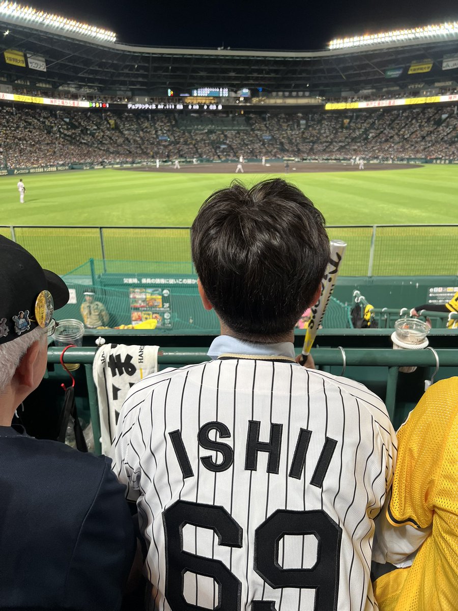 toshiro141's tweet image. 今季の初リアル応援📣 アンタと同じ名前の選手おるんやから、それ着て応援せなあかん!、とのお声を素直に受けて、こんな感じ! 石井大智投手も登場し、8回の1イニングを抑え、あとは勝つだけ!、とテンションあがりましたが。。。
選手の皆さん、お疲れ様でした! また明日から頑張りましょう!