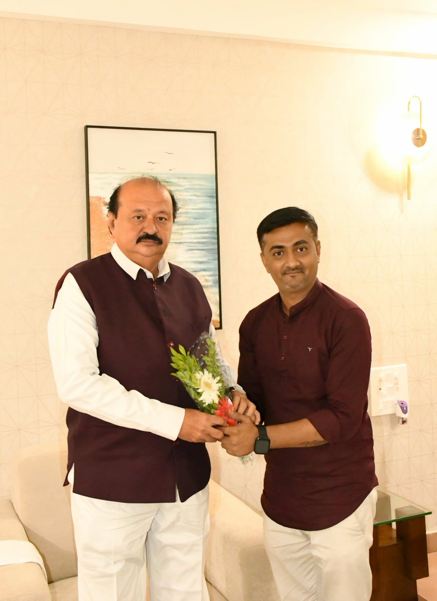 SwapnilVyasBJP's tweet photo. સુરત પશ્ચિમ વિધાનસભાના ધારાસભ્યશ્રી તથા ગુજરાત સરકારના પૂર્વ કેબિનેટ મંત્રીશ્રી @purneshmodi સાહેબનું વ્યારા સર્કિટ હાઉસ ખાતે સ્વાગત કર્યું...
#BJP_Tapi #PurneshbhaiModi https://t.co/7lusHXEk1N