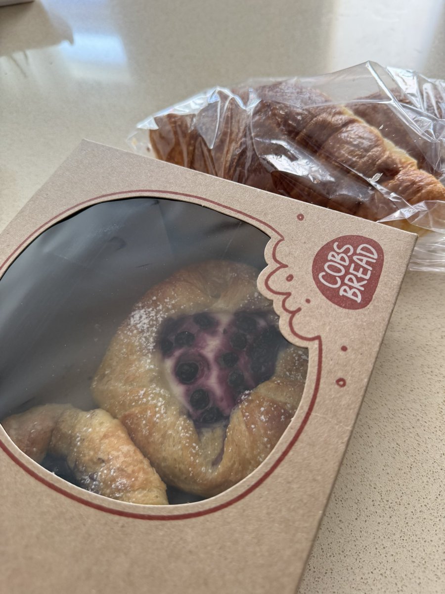 coco2022blog's tweet photo. 前から行こうって思っていたCobs Breadで遂にクロワッサンとデニッシュを購入した。
大後悔❣️
旦那が気に入りすぎて、また同じものを買ってきた。
しばらくこんな事が続きそう。
#カナダ　#cobsbread  #クロワッサン #デニッシュ　#おいしい https://t.co/n0UH7gEnau