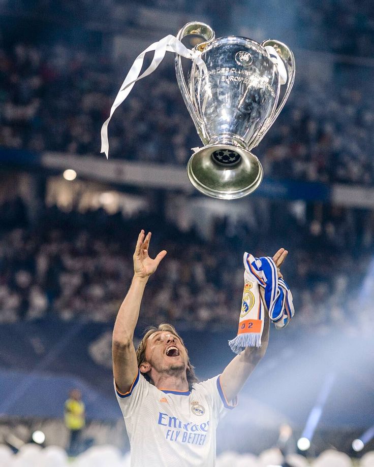 _belligirl's tweet photo. É difícil imaginar o Real Madrid sem o vovô. Dói imaginar o Real Madrid sem essa lenda do futebol.
Alérgico a lesões, imã de títulos, um talento com a bola surreal.
Dói, mas ao mesmo tempo só sei agradecer.
Foi uma honra te ver jogar, Luka Modric.
#GraciasLuka https://t.co/1eo1SRmTgQ