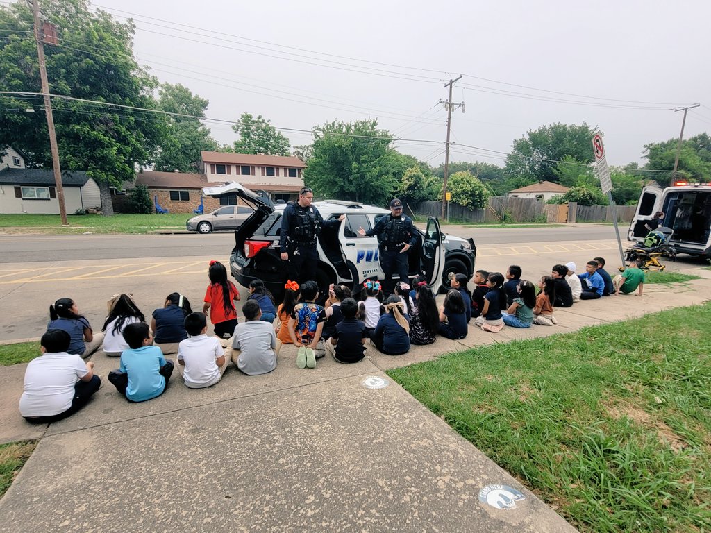 Today, PAL Officer Flores and Soltero visited Reinhardt Elementary School for an exciting Career on Wheels event!