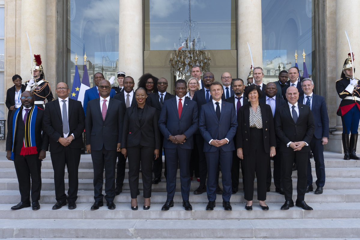 Emmanuel Macron (@emmanuelmacron) on Twitter photo Je viens de recevoir le vice-président sud-africain <a href="/PMashatile/">Paul Mashatile🇿🇦</a> ainsi que plusieurs ministres et chefs d’entreprises sud-africains.
Par des échanges commerciaux très dynamiques entre l’Afrique du Sud et la France, nous créons des emplois dans nos deux pays. Je viens de recevoir le vice-président sud-africain <a href="/PMashatile/">Paul Mashatile🇿🇦</a> ainsi que plusieurs ministres et chefs d’entreprises sud-africains.
Par des échanges commerciaux très dynamiques entre l’Afrique du Sud et la France, nous créons des emplois dans nos deux pays.