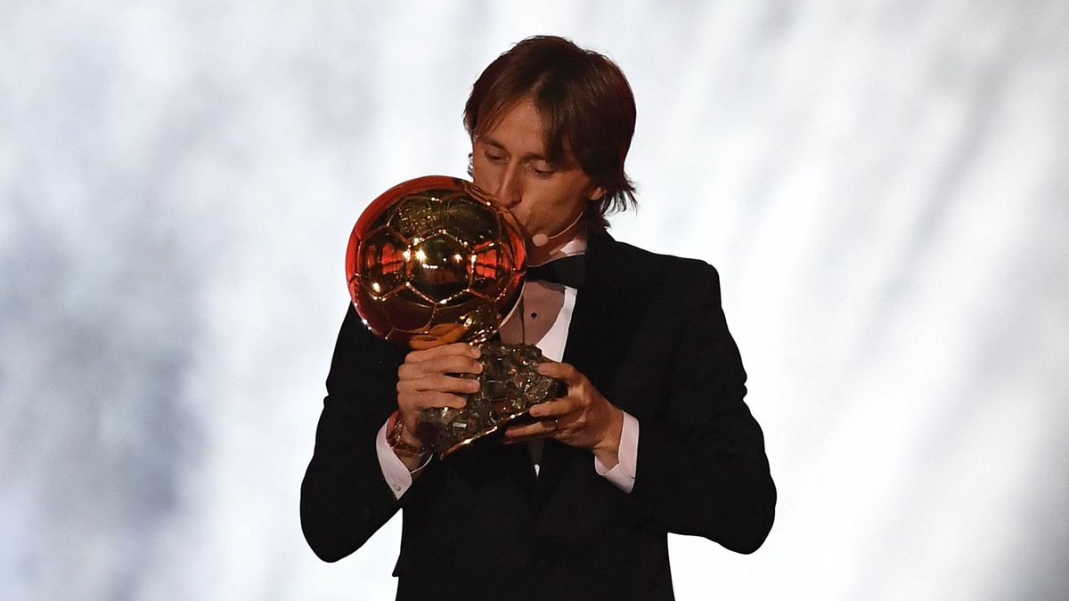 escorial_alvaro's tweet photo. Gracias, Luka. Por todo.

Podría contar tantas cosas que me hizo sentir Luka desde que llegó, casi pidiendo perdón y permiso, con más miedo que vergüenza, que podría tirarme el día entero. Hoy no se despide solo un futbolista. Hoy se despide un mago, un genio humilde, un líder silencioso que hizo del balón una caricia y del esfuerzo un arte. Luka Modrić no jugó al fútbol: lo interpretó con la delicadeza de un violinista, la precisión de un reloj suizo y la pasión de un niño que nunca dejó de soñar… ni de pelear.

Desde aquella Croacia golpeada por la guerra hasta conquistar el mundo con su Real Madrid y su selección, tu historia ha sido un ejemplo de superación, de talento trabajado y de carácter inquebrantable. Con tu cuerpo menudo de elfo y tu corazón inmenso, nos enseñaste que la clase no grita: se demuestra. Que se puede brillar sin pisar a nadie. Que la grandeza también se escribe en silencio.

Te vas siendo parte bordada del escudo. Y no por los Balones de Oro, las Champions, los títulos o los récords, que también, sino por lo que hiciste sentir. Porque contigo el fútbol fue más puro, más elegante, más humano.

Gracias por tantas noches mágicas, por esas pisadas que parecían poemas, por los pases imposibles, por dejar el alma en cada partido. Gracias por quedarte cuando otros se fueron, por ser eterno en cada mirada al escudo.

No importa dónde vayas. En cada rincón del mundo, siempre habrá alguien que, al ver un balón girar con dulzura, se acuerde de ti. Porque tú no jugaste al fútbol: tú lo hiciste eterno. Más bello. Más noble. Más humano. Nos enseñaste que se puede ser gigante sin gritar, que la magia también se viste de esfuerzo. Y eso se lo contaremos a los nietos.

Fuiste luz en el campo y ejemplo fuera de él.

Eres eterno.
Hasta siempre, maestro.