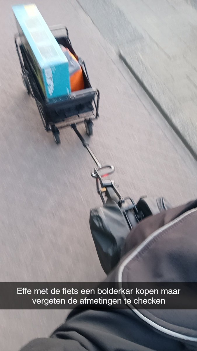 TharusThijs's tweet image. Tip: de Froyak opvouwbare bolderkar van de action past niet op je bagagedrager, maar wel áán je bagagedrager. Zo kun je makkelijk de doos mee naar huis nemen!
