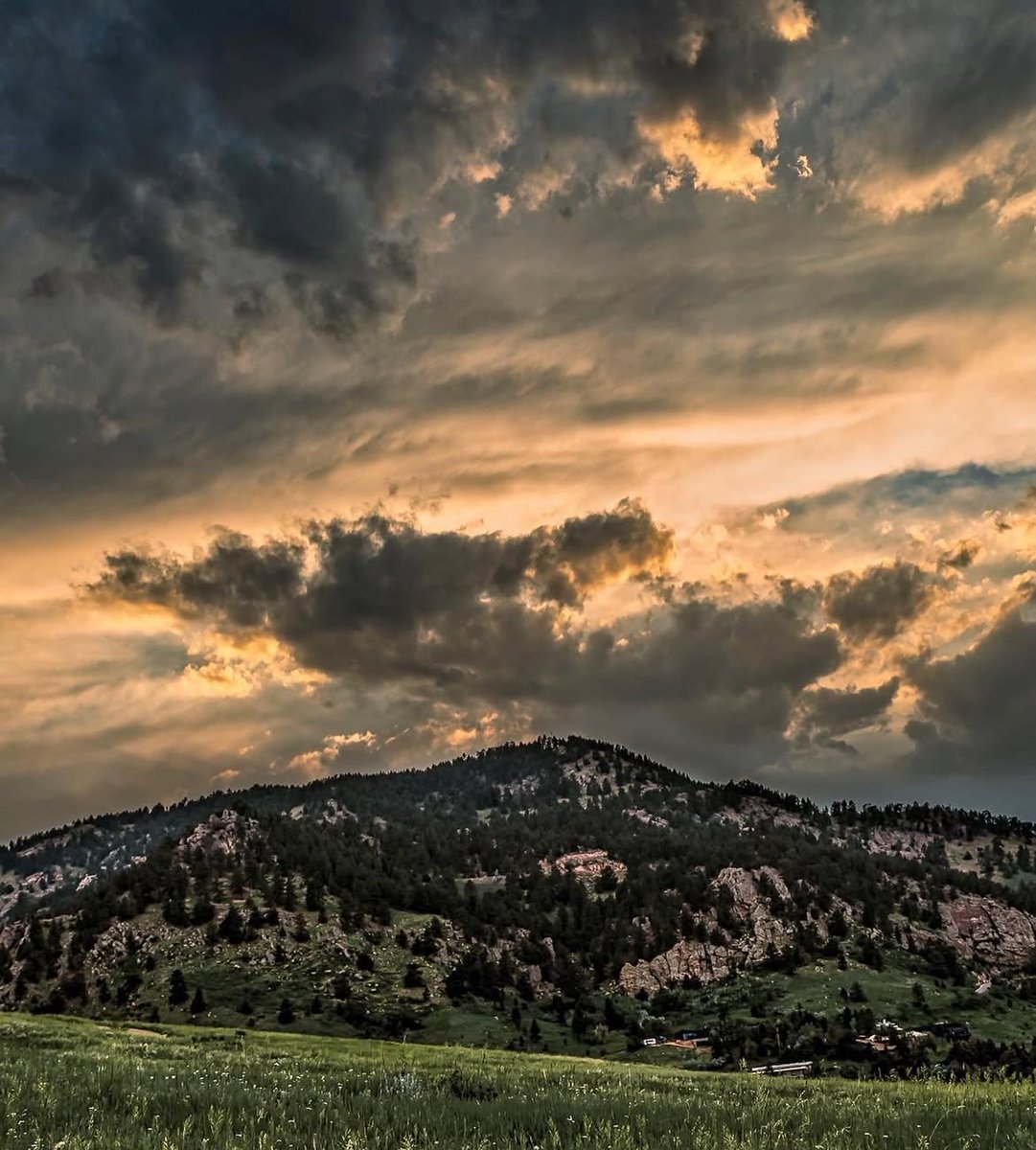 Captured with patience, framed by nature.

Credit: Neos.Photography

#NatureLovers #MountainVibes #SkyDrama #LandscapePhotography #NikonView #GoldenHourGlow #EpicScenery