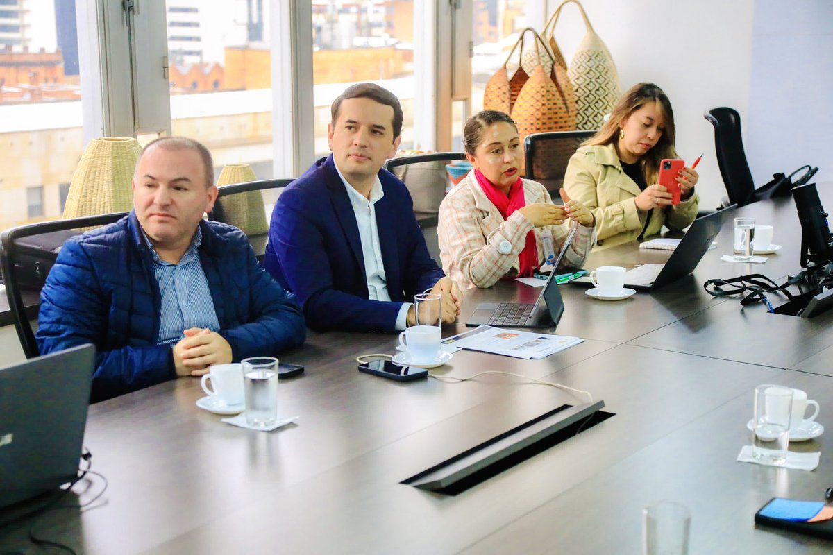 ingwilmerc's tweet photo. Visitamos el @MincomercioCo, junto al alcalde de Chiquinquirá, @JeffersonCaroC, donde nos reunimos con la Ministra @cielo_rusinque y el Gerente de @fonturcol, Fernando Estupiñán, para impulsar proyectos que resalten la riqueza histórica, patrimonial, cultural y religiosa de #Chiquinquirá. 🙌🏼🙏🏼 

🏛️Desde el Congreso y la región seguimos trabajando por el fortalecimiento del turismo y el comercio en la Provincia de Occidente, embelleciendo parques, plazoletas y espacios emblemáticos que atraen a miles de visitantes a nuestra ciudad religiosa de Colombia.🇨🇴 ✊🏼