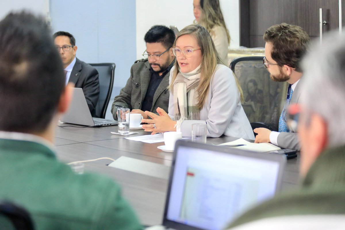 ingwilmerc's tweet photo. Visitamos el @MincomercioCo, junto al alcalde de Chiquinquirá, @JeffersonCaroC, donde nos reunimos con la Ministra @cielo_rusinque y el Gerente de @fonturcol, Fernando Estupiñán, para impulsar proyectos que resalten la riqueza histórica, patrimonial, cultural y religiosa de #Chiquinquirá. 🙌🏼🙏🏼 

🏛️Desde el Congreso y la región seguimos trabajando por el fortalecimiento del turismo y el comercio en la Provincia de Occidente, embelleciendo parques, plazoletas y espacios emblemáticos que atraen a miles de visitantes a nuestra ciudad religiosa de Colombia.🇨🇴 ✊🏼