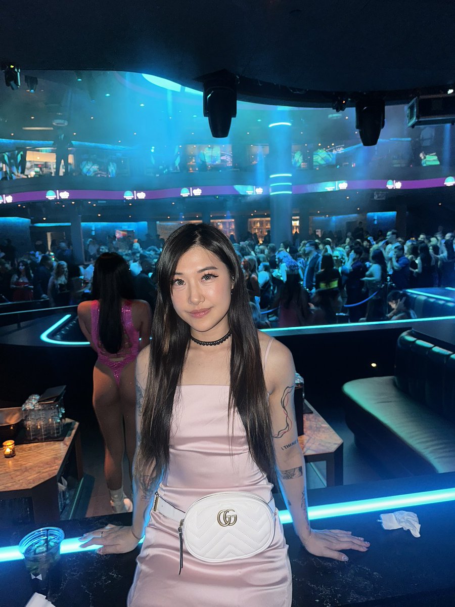 muwuzz's tweet image. Vegas baby 💖😘 (dare u not to zoom in)