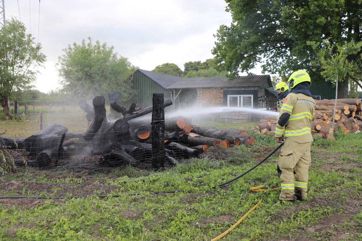 Bermbrand achter boerderij in Nieuwesteeg Ede