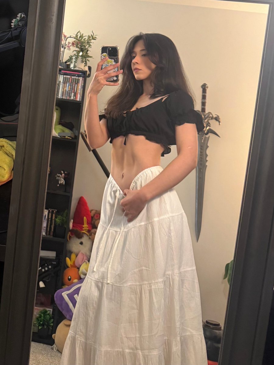 Confusingqt's tweet image. Lady of the Lake type sh 🗡️