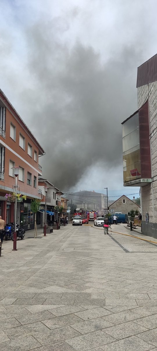 Tiachuspi's tweet photo. @Diario_Pontev Así estaba a las 4. Ya está extinguido.👍 https://t.co/uI8109u4nP