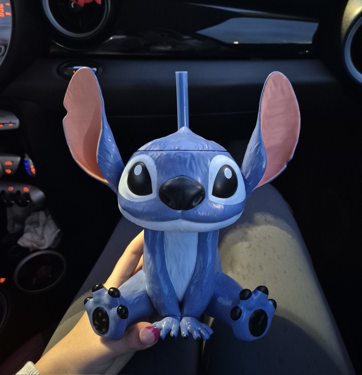 dekadencjax's tweet image. czy mój mąż specjalnie pojechał ze mną do kina po ten kubek, mimo że nasz seans jest jutro, ponieważ bałam się, że jutro już go nie będzie? tak 🥹💙