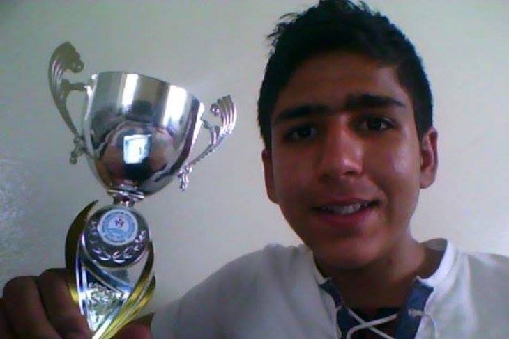 Unutma, unutturma / 03.08.2017
Samet Barış Aydın..
14 yaşında..
8.sınıfa geçmişti, bir su tesisatçısında haftalık 150 TL karşılığında çalışıyordu..
Gaziantep Nizip'te tadilat yapılan binada çalışırken yıkılan duvarın altında kalarak hayatını kaybetti..
#ÇocukİşçiliğiİleMücadeleye