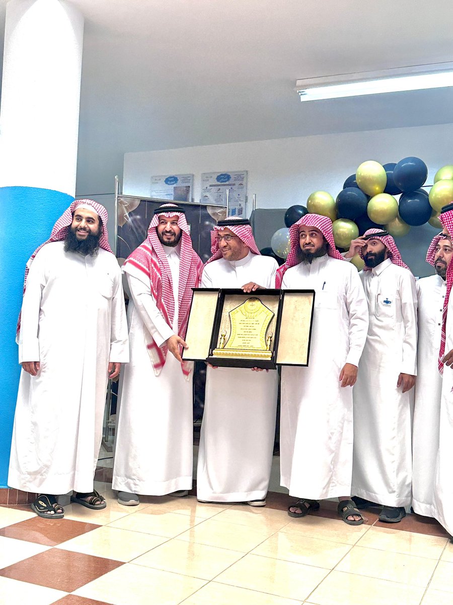 تغطية |
مساعد مدير عام #تعليم_الأحساء يزور ابتدائية ابن حجر العسقلاني ومتوسطة وثانوية هجرة الطويلة ، للاطمئنان على سير العملية التعليمية، ويُكرّم الطلاب المتوقع تخرجهم، في لفتة تعزز روح التحفيز والاعتزاز بجهودهم.