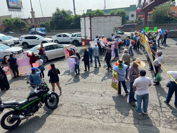 CorresponsalsMX's tweet photo. #ALMOMENTO
🚨CAOS TOTAL POR CIERRE TOTAL DEL #PERIFERICO EN DIRECCIÓN A LA #CDMX.
Son vecinos de la zona que tomaron los carriles laterales a la altura del parque #Naucalli en #Edomex y se oponen a la construcción del #Macrolibramiento Mexiquense.
#traficolento
videos:RRSS