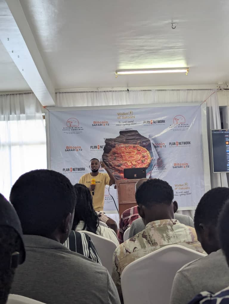 Graysatoshi's tweet photo. Happy 😊 Bitcoin Pizza 🍕 Day Hangout in Tanzania , DSM
Me Pitching on stage about Bitcoin ,@planb_network
Around 200+ people attended and about 9 speakers pitch about Bitcoin on different Topics .
#BitcoinsafariTz
#Btcpizzaday
#Planbnetwork
#walletofsatoshi https://t.co/crxf3UcPq8